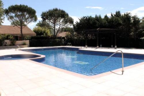 Charmante petite villa dans résidence avec piscine gîte à louer Camps-la-Source