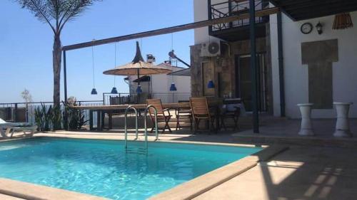 . A house with a swimming pool and a garden. Free barbecue place
