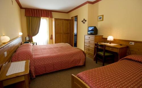 1 double bed, 1 twin bed