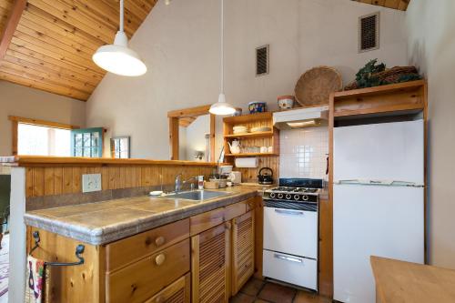 Kitchen, HOMESTEAD COTTAGES - BED AND BREAKFAST in Ahwahnee (CA)