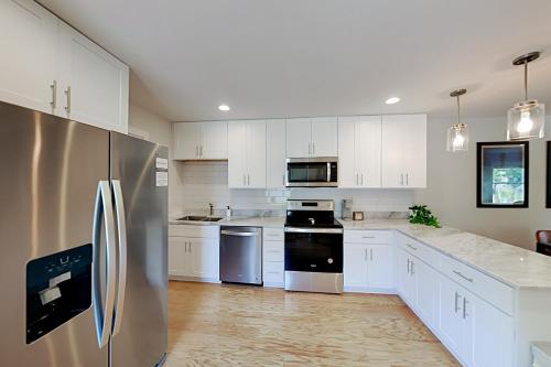 Watkins Retreat - 2 Townhomes - Central Locale townhouse - image 6