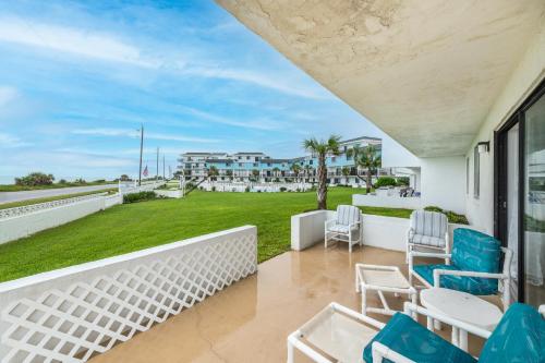 Balcó/terrassa, Lovely 2 Bedroom Beachfront Condo in Flagler Beach (FL)