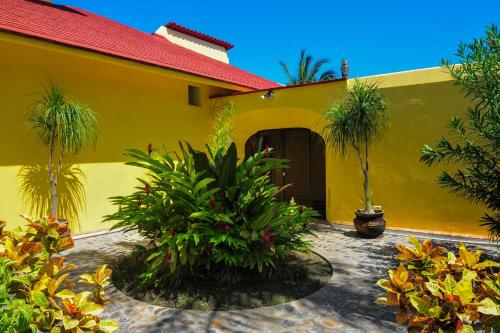 Beach Access, Sleeps 9 Adults, Private Heated Pool, Boat Dock, Villa Calaveras in Nuevo Vallarta , Mexico