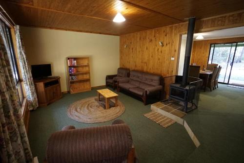 Bar/lounge, Karriwood Cottage in Pemberton