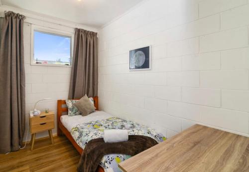 Spacious modern Utuhina holiday House