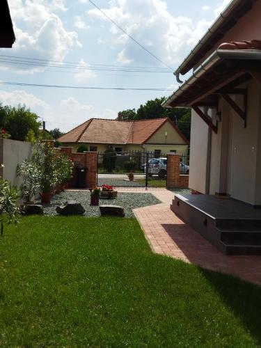 Сад, Mona Apartman in Сарвар