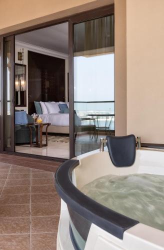 Suite Signature con jacuzzi y vistas panorámicas al mar de Palm