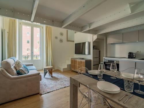 The Best Rent - Lovely loft with balcony near Piazza Vetra, Milan (photo 8)