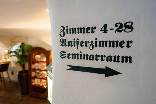 318819694 Der Schlosswirt zu Anif - Biedermeierhotel und Restaurant