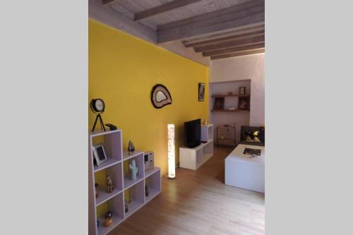 Jolie maison de ville , cour intérieure et garage gîte à louer Lustar