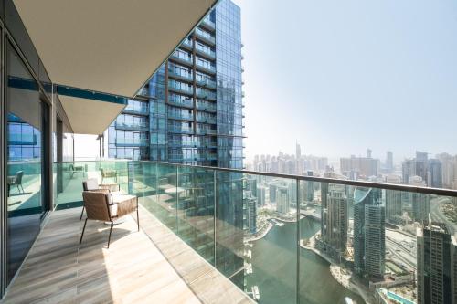 Luton Vacation Homes - Marina View & Luxury 1BR - Jumeirah Living Marina Gate Tower 3 - 54AB49AB36AB, Dubaj
