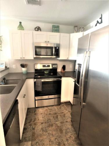 El Cortez #204 - Barefoot Bungalow - image 11