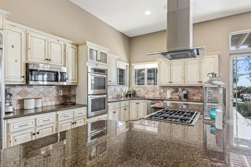 Opulent Retreat with Lazy River - By Wine Trail villa - image 8