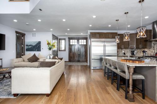 Granby Ranch Estate - 2-Car Garage - Lockoff Suite home - image 4