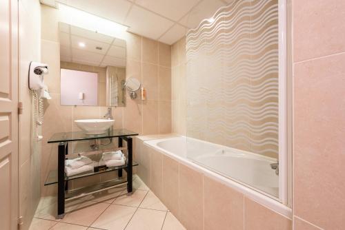 Residence de Diane - Toulouse Residence de Diane - Cerise Hotels & Résidences is a popular choice amongst travelers in Toulouse, whether exploring or just passing through. The property features a wide range of facilities to make 