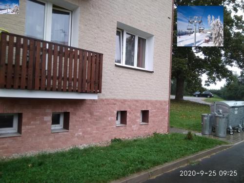 . Plně vybavený 2+1byt s balkonem a kójí pro kola a lyže.