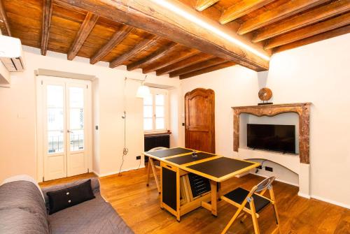 Stylish Quardilatero Romano Central Flat