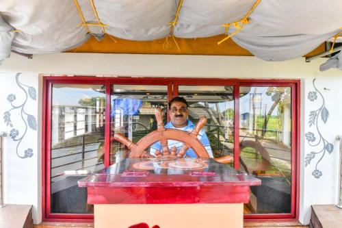 Friends Cruise, Nightstay Houseboat-VACCINATED STAFF