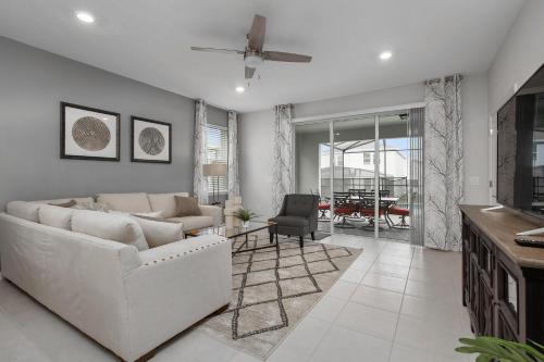 Beautiful 6 Bedroom 4 and a half Bathroom 2 Story Villa 1197 - image 4