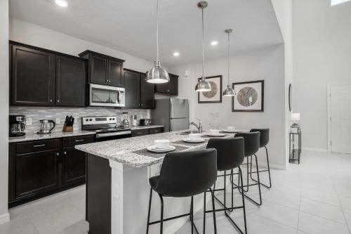 Beautiful 6 Bedroom 4 and a half Bathroom 2 Story Villa 1197 - image 6
