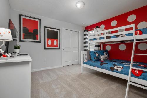 Beautiful 6 Bedroom 4 and a half Bathroom 2 Story Villa 1197 - image 12