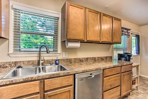 Walk to Dtwn Forney GiGis Place with Fire Pit in Форні