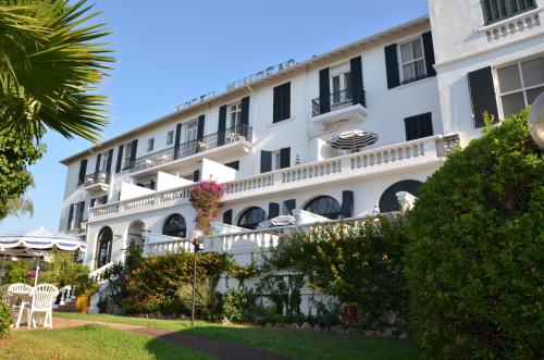 Exterior view, Hotel des Mimosas in Le Fournel