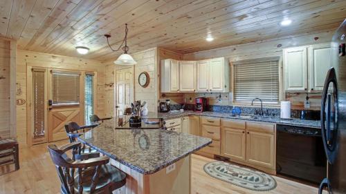 MOUNTAIN VIEW LODGE- Serene long range mountain views overlooking a protected National Forest -- NO PETS - image 5
