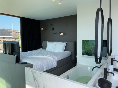 King Room with Spa Bath image 2