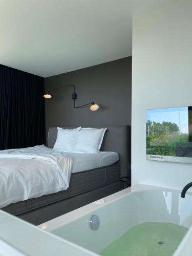 King Room with Spa Bath image 1