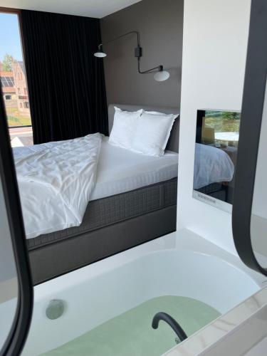 King Room with Spa Bath image 4