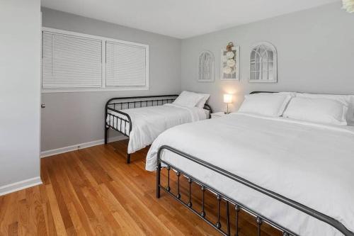 The Landing - 4 Bdrm Sleeps 10 - 5 Min To Airport - image 3