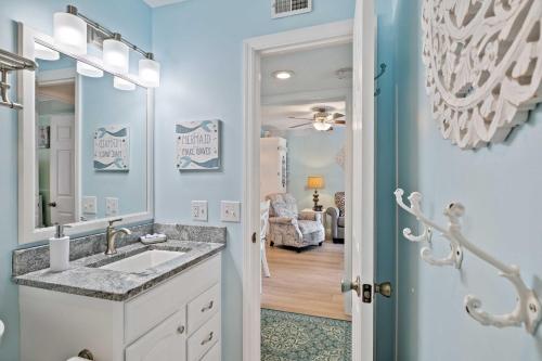 Villa with Prime Location Walk to Beach and Coligny! - image 7
