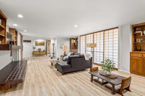 Eclectic Bella Vista House with Zen Garden! - image 2