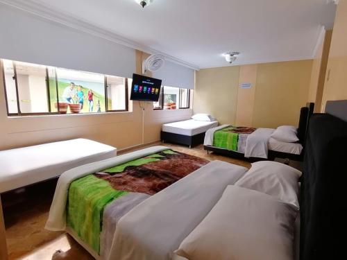 3 double beds, 2 twin beds
