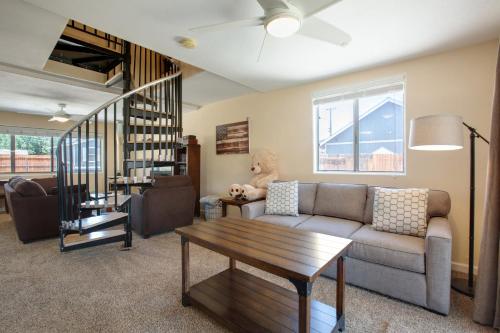 Cozy 2 Bedroom Cabin In Big Bear! Escape To The Woodlands! cabin - image 4