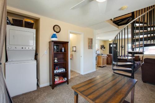 Cozy 2 Bedroom Cabin In Big Bear! Escape To The Woodlands! cabin - image 6