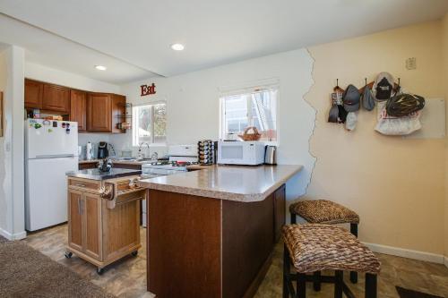 Cozy 2 Bedroom Cabin In Big Bear! Escape To The Woodlands! cabin - image 7