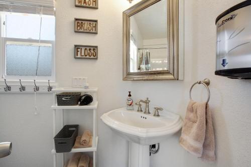 Cozy 2 Bedroom Cabin In Big Bear! Escape To The Woodlands! cabin