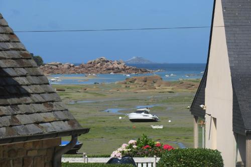 Maison bretonne exposée Sud avec jardin à 50m de la baie Ste Anne à TREGASTEL - Réf 44 - Location, gîte - Trégastel