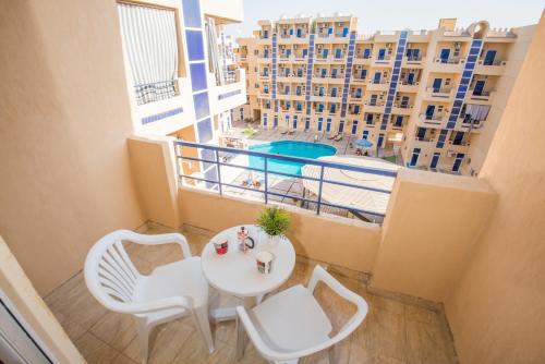 Pool View Near El Gouna With Top Floor Balcony & Kitchen - 2 x Large Pools - European Standards - Tiba Resort C34