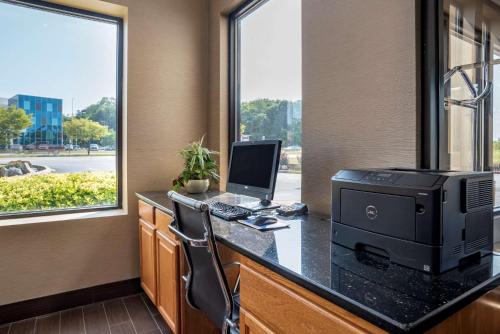 Comfort Suites Hagerstown - image 11