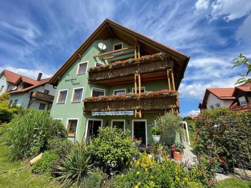 Ferienwohnungen Am Kirchberg - Apartment - Neualbenreuth