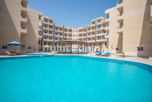 Pool View Near El Gouna With Top Floor Balcony & Kitchen - 2 x Large Pools - European Standards - Tiba Resort C34