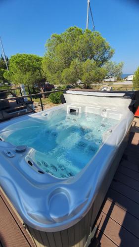 Басейн, Floating Sea House SONČEK (Floating Sea House SONCEK) in Лучія