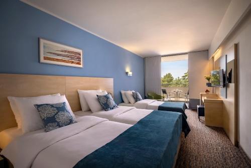 2 twin beds, 1 sofa bed