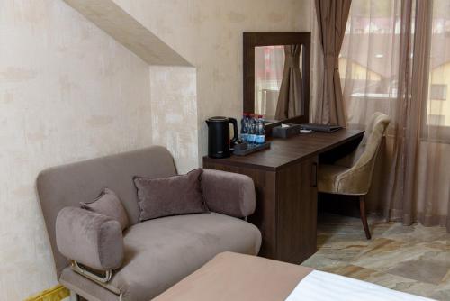 Double or Twin Room with Mountain View