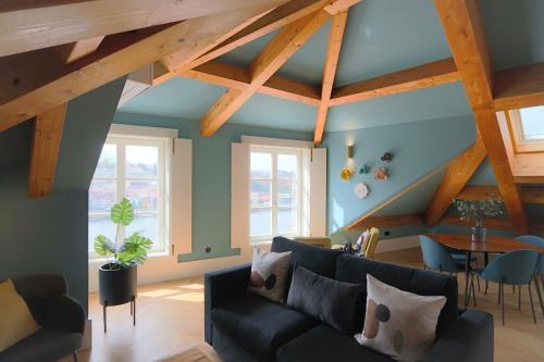 HM - Infante Riverside Apartment R