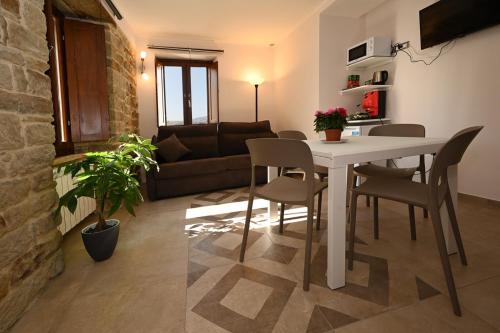 Petra Holiday Home - Apartment - Pietrapertosa