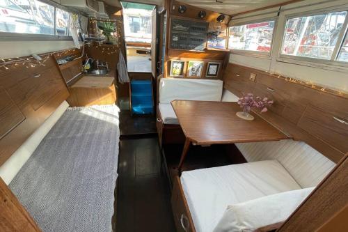  Beautiful 70s vintage yacht boat in Barcelona, Unterkunft in Barcelona